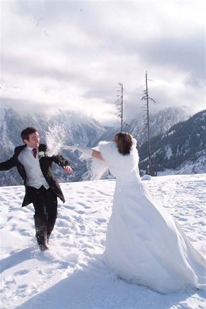 fotos-boda-invierno-jugar-nieve